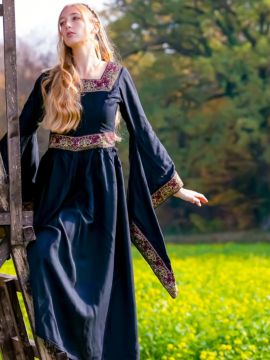 Burgundy medieval dress in black XL