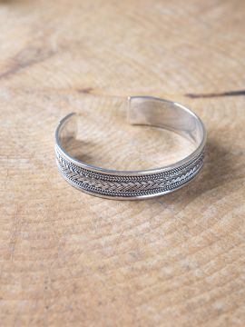 Bangle with knot pattern