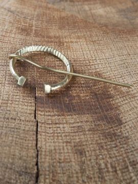 Small ring brooch