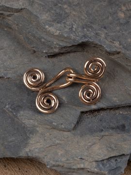 Garment clasp double spiral