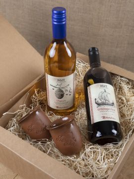 Gift box with mead and two clay cups