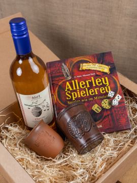 Gift box cube set with mead and clay mug