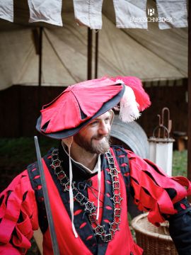 Imperialis Landsknecht beret red-black