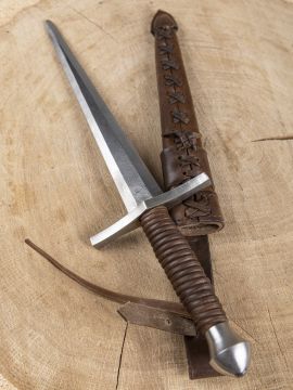 Dagger with pear pommel