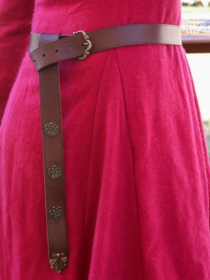 elegant magnificent belt with rose studs