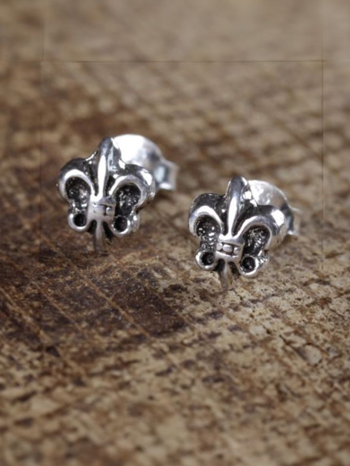 Lily stud earrings