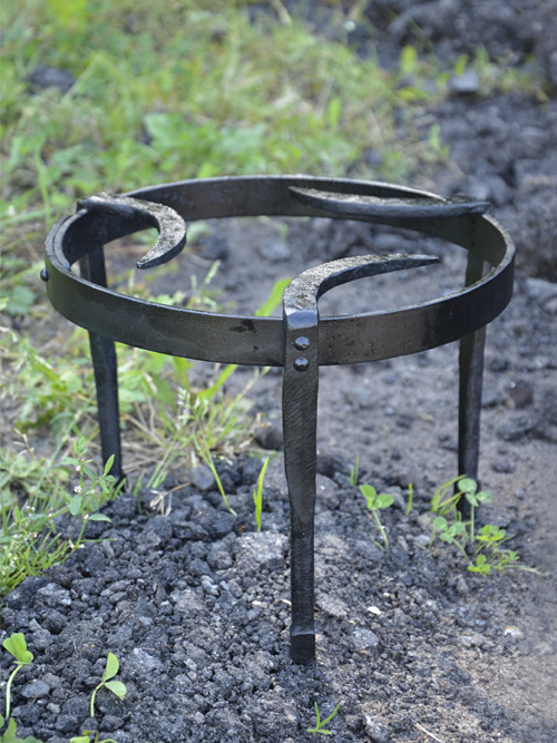 Round tripod, hand-forged