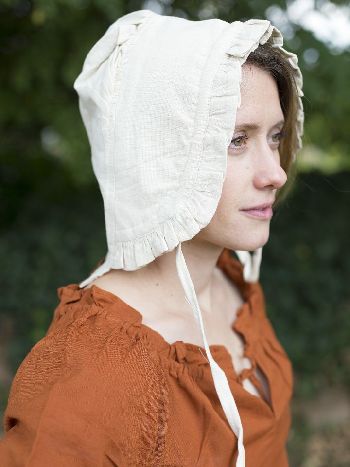 Ladies' hood with natural frill