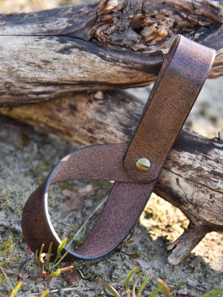 Simple belt holder for Drinking Horn made of brown leather