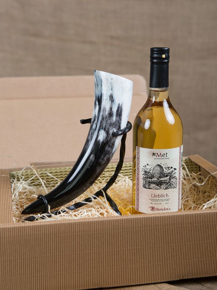 Gift box with mead, Drinking Horn and stand