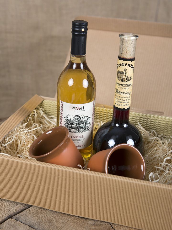 Gift box with spiced wine, mead and two clay mugs