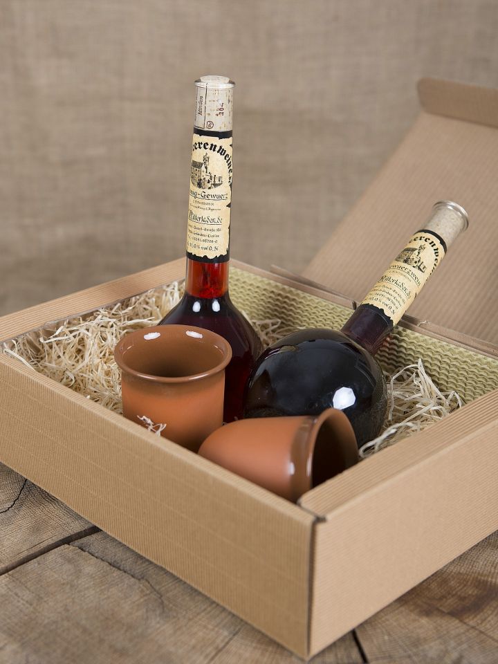 Gift box with spiced wines and clay cups