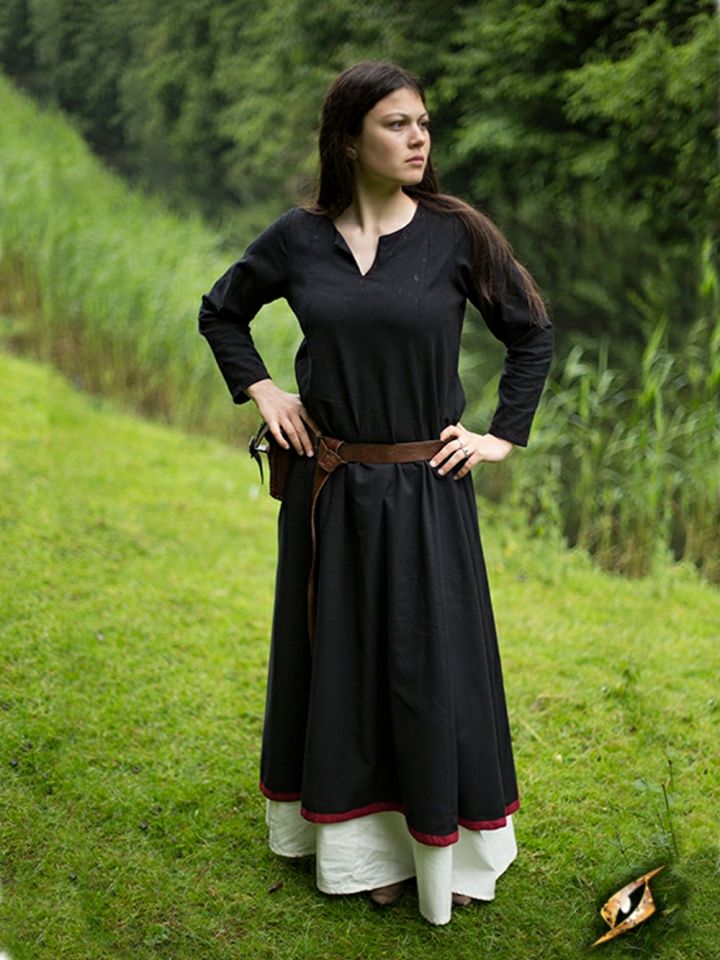 Simple black robe L