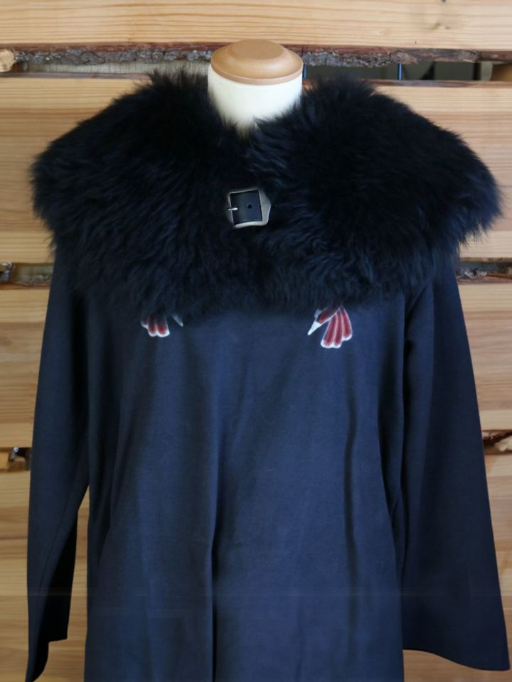 Shoulder fur black