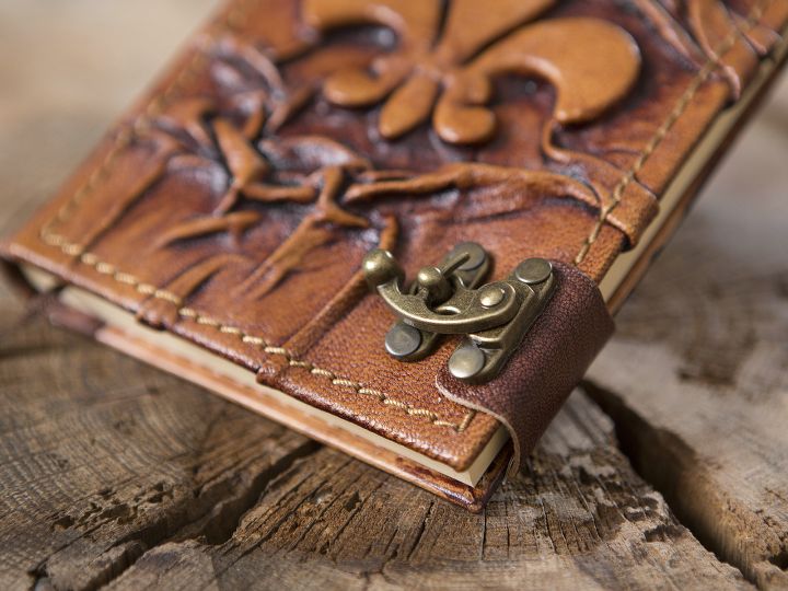 Leather book lily small 2