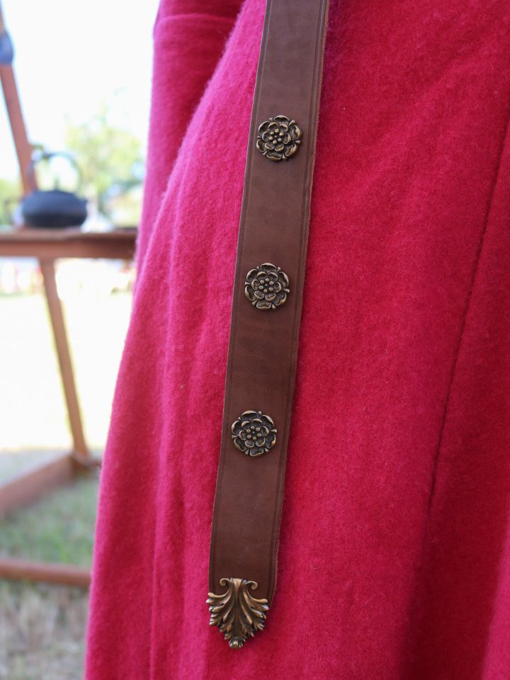 elegant magnificent belt with rose studs 2