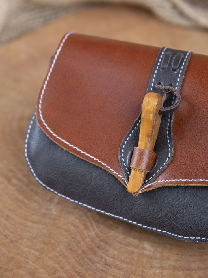 Leather belt pouch with wooden clasp brown 2