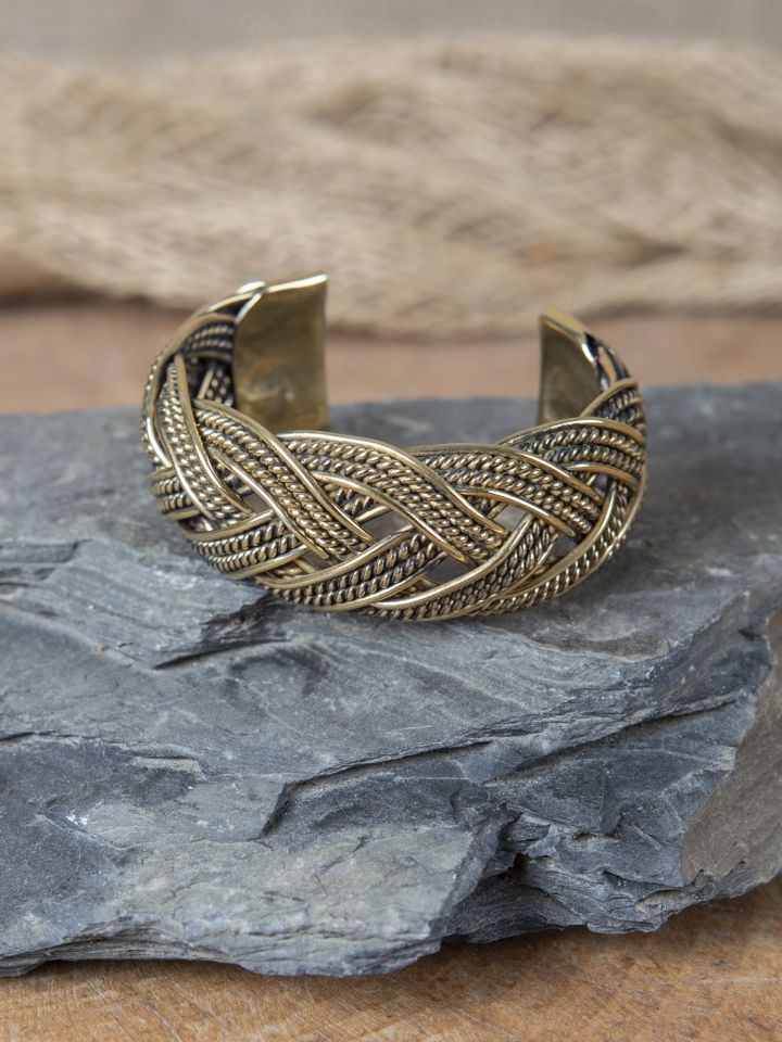 Viking bracelet with cable pattern 2