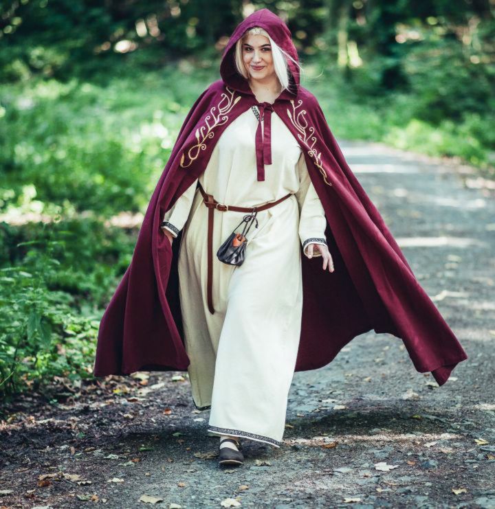 Hooded cape with bordeaux red embroidery 2