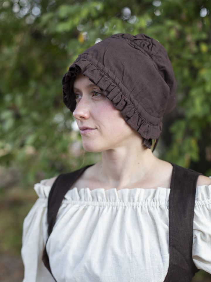 Ladies' hood with brown frill 2