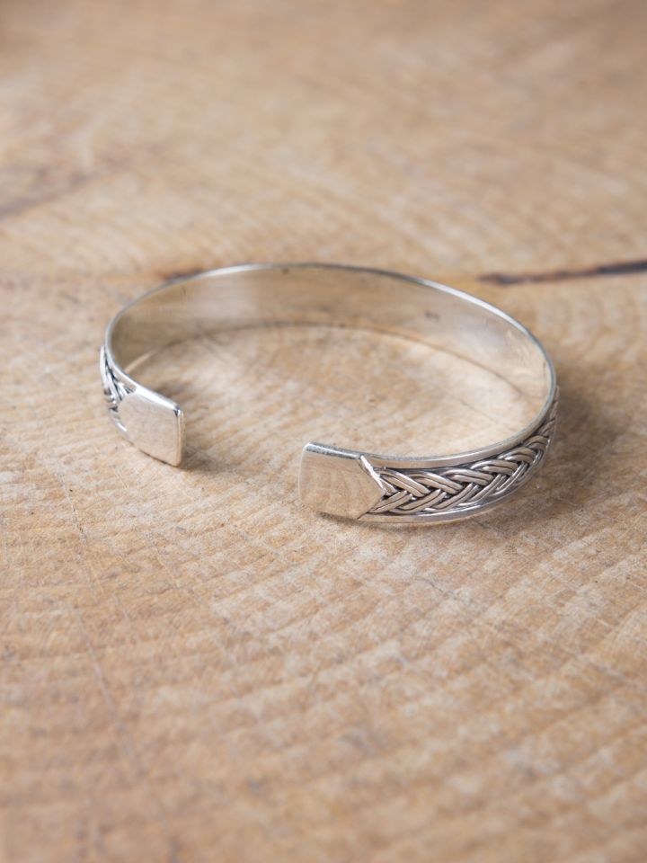 Viking bangle with braided pattern 2