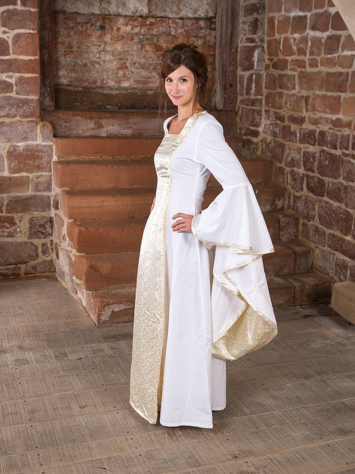 lauretta medieval wedding dress 2