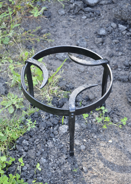 Round tripod, hand-forged 2