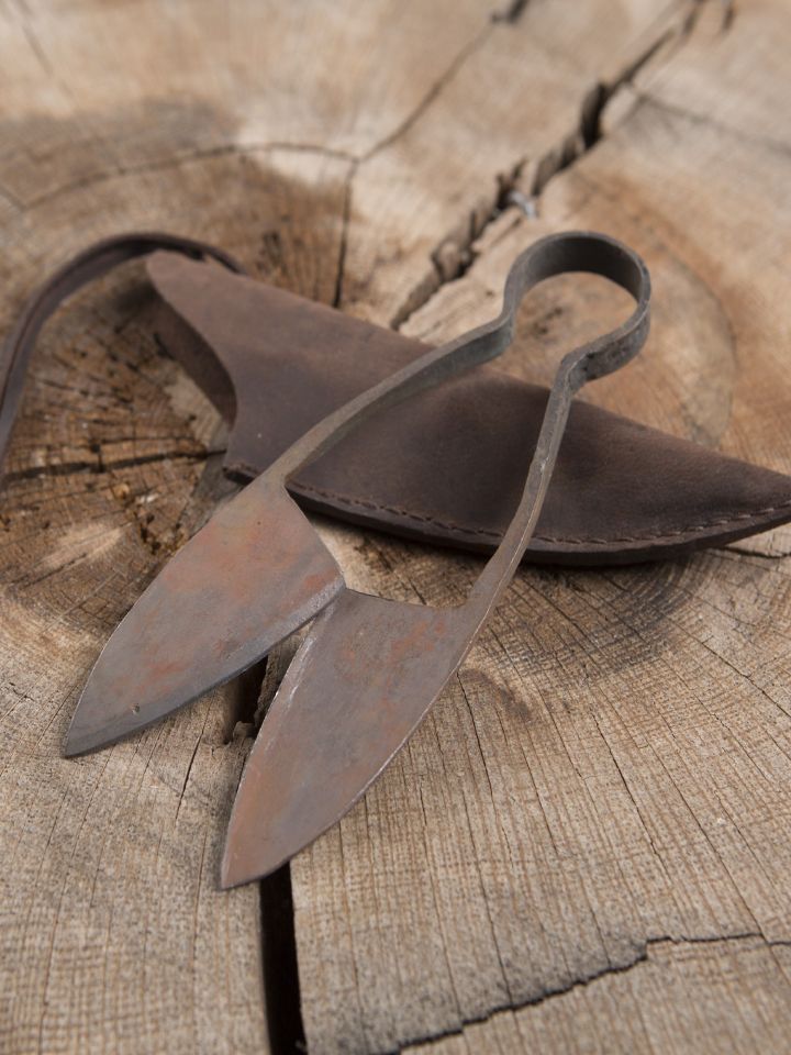 Ironing scissors with leather pouch 2