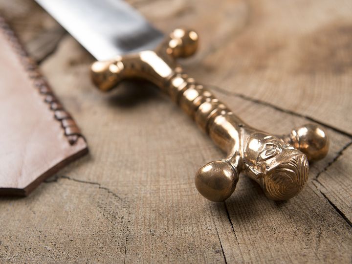 Celtic dagger with bronze handle 2