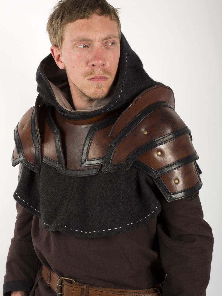 Leather shoulders with collar in brown/black 2