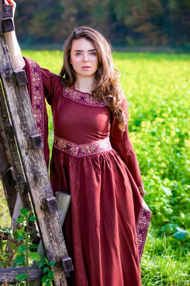 Burgundy medieval dress in red 2