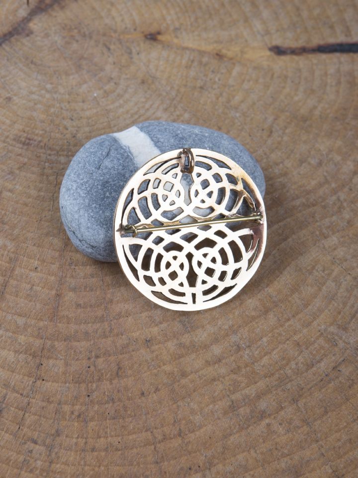 Celtic round brooch made of bronze 2