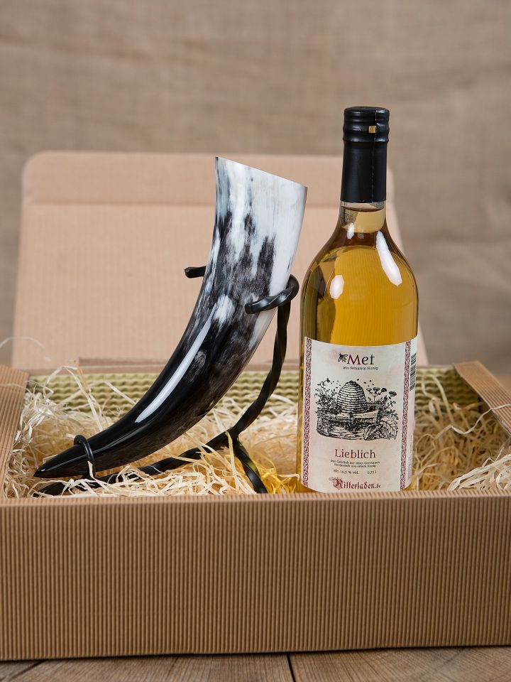 Gift box with mead, Drinking Horn and stand 2