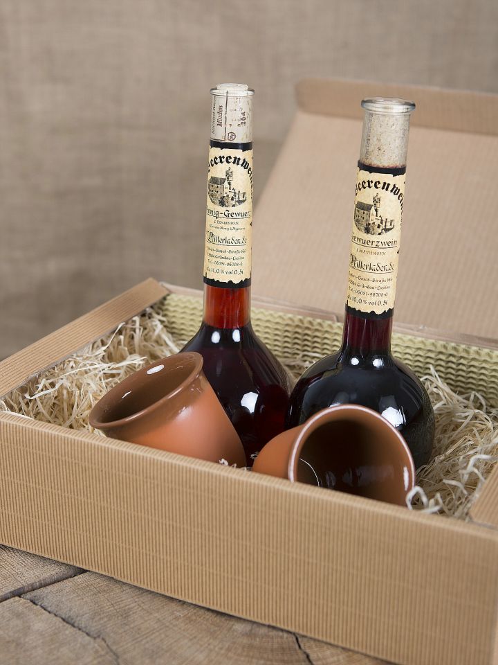 Gift box with spiced wines and clay cups 2