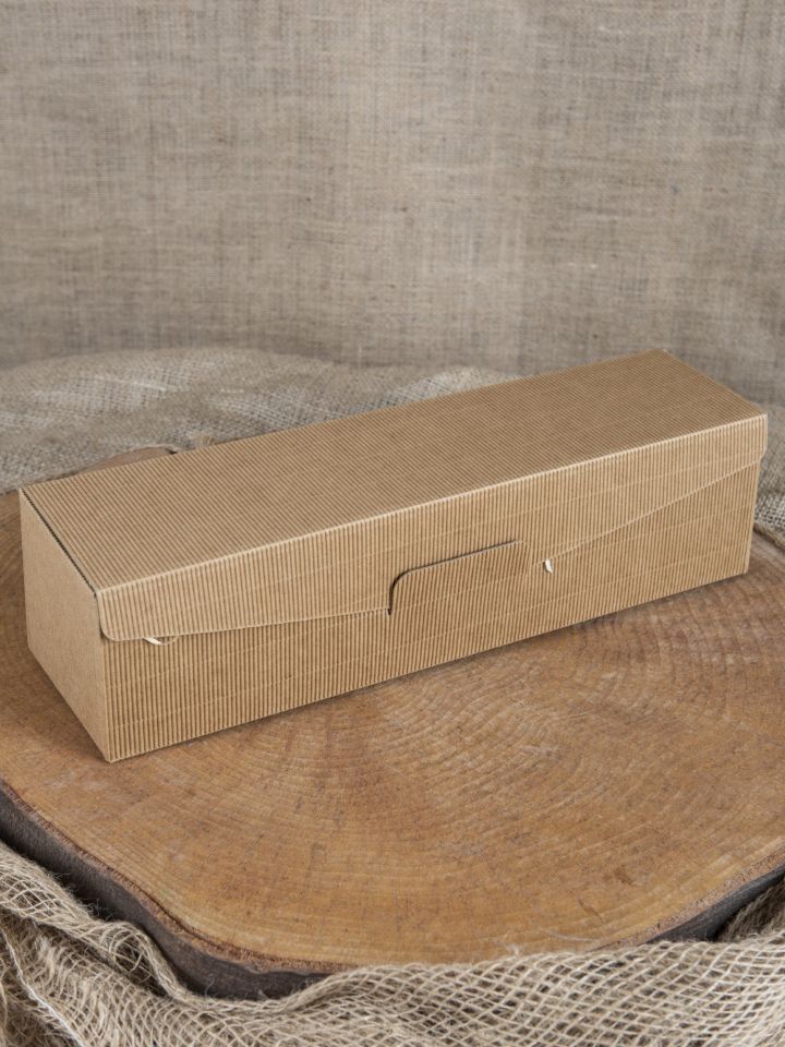 Gift box with wood wool long 2