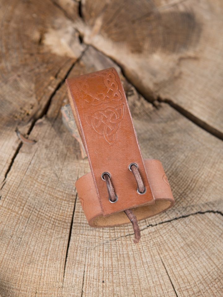 Drinking horn holder with Celtic embossing brown 2