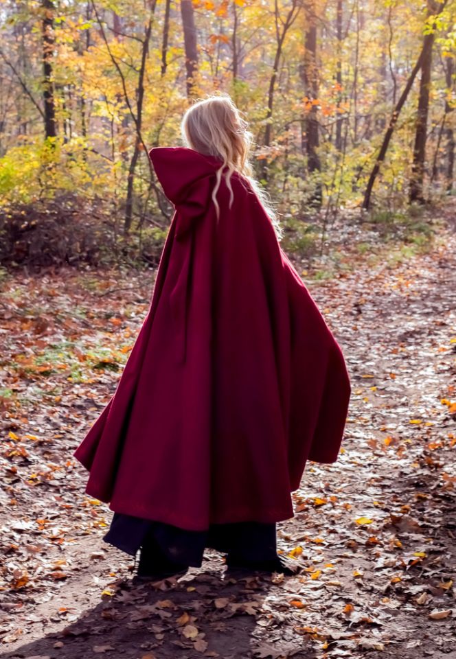 Wool cape with embroidery and brooch, red 2