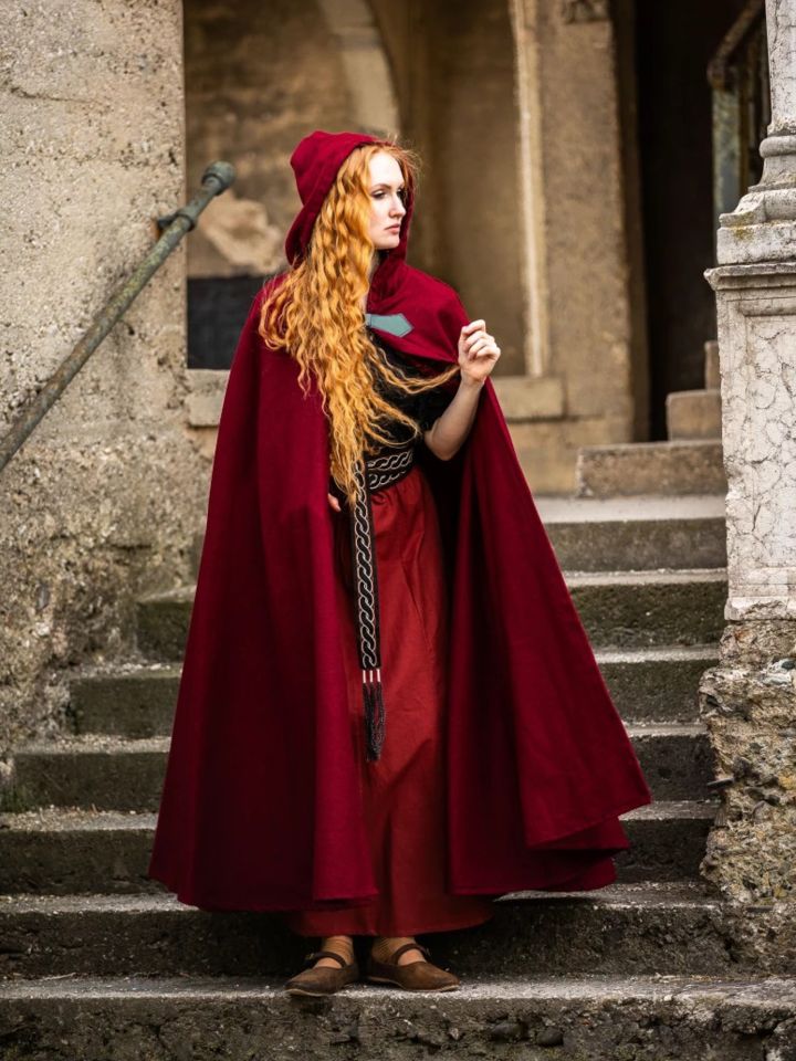 Wool cape with dragon clasp red 2