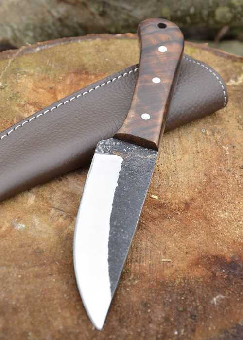 Utility knife with walnut handle 3