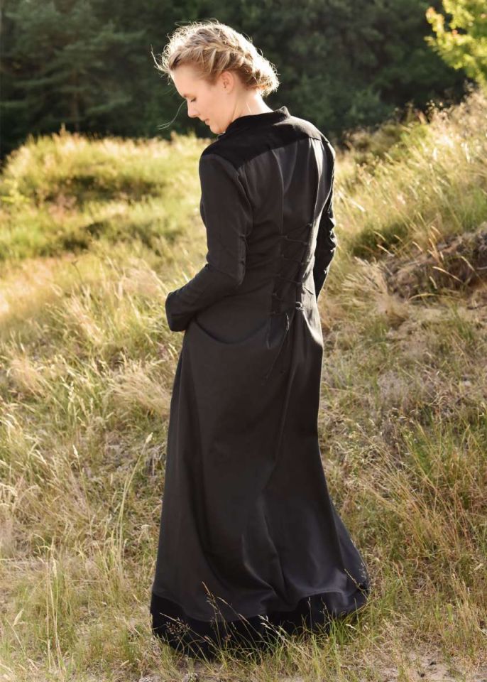 Medieval dress Meira with velvet details black 3