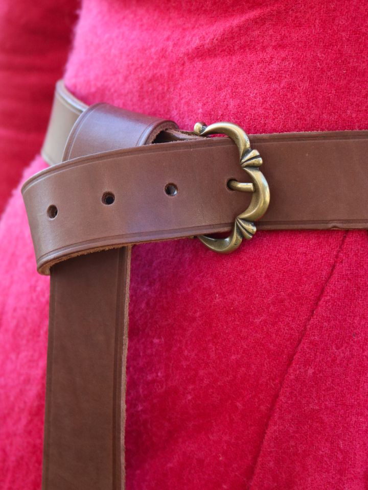 elegant magnificent belt with rose studs 3