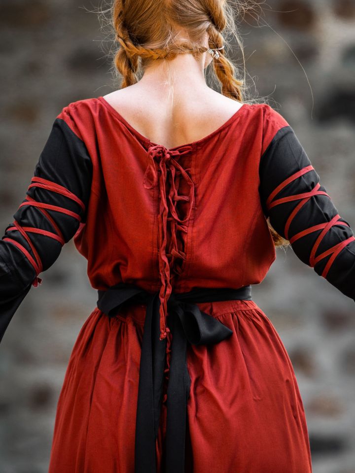 Dress with trumpet sleeves red-black 3