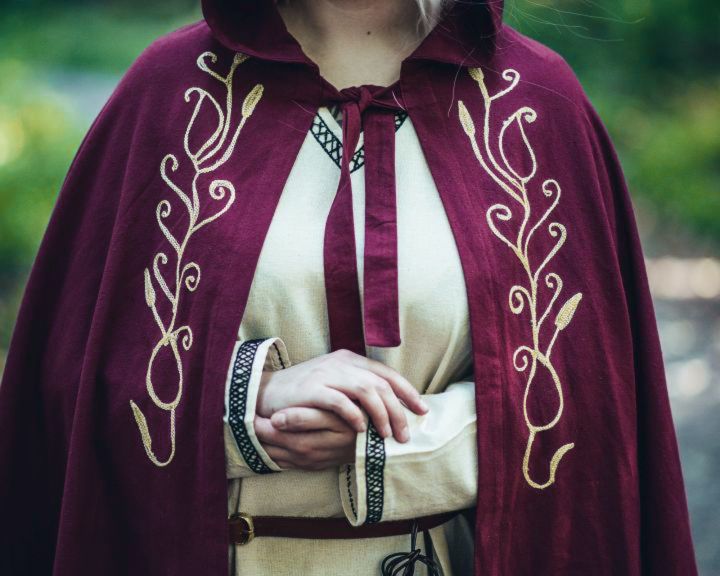 Hooded cape with bordeaux red embroidery 3