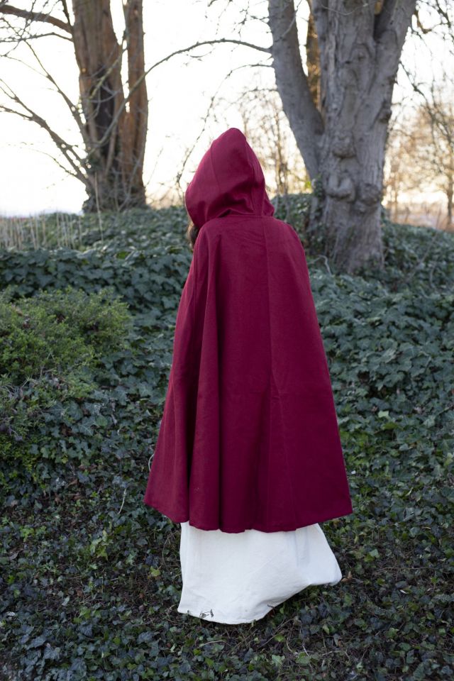 Cape with metal buttons red 3