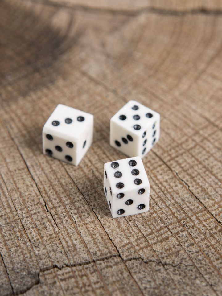 Dice set with horn cup 3