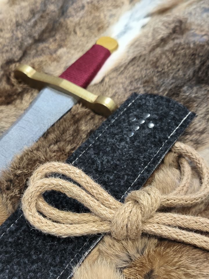 Knight's sword with felt scabbard 3