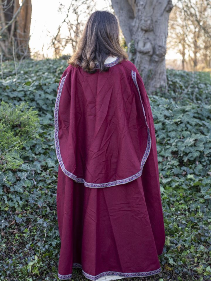 Hooded cape with red border 3