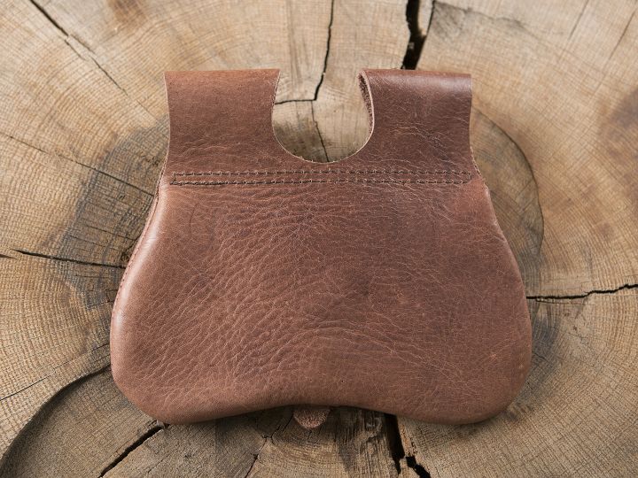 Kidney bag with brown fittings 3