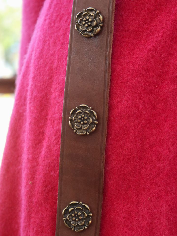 elegant magnificent belt with rose studs 4