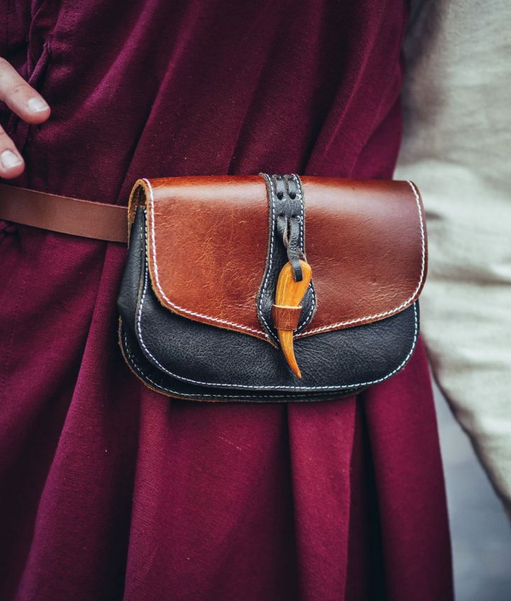 Leather belt pouch with wooden clasp brown 4